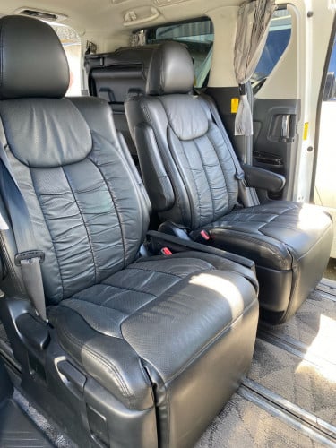 កៅអី​ ហ្ស៊ីន​  ដោះចេញពីឡាន​ លក់​ ធូរៗ