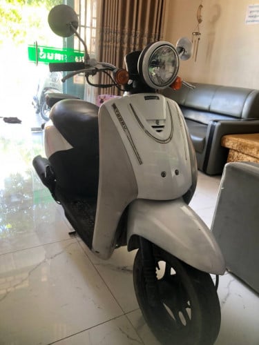 ម៉ូតូម៉ាសុីនស្ងាត់លក់ពណ៍សរស្អាត់ខ្ចីស្ទើរស្លាកលេខបន្តិច