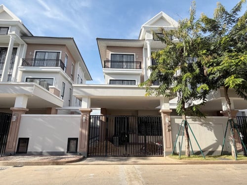 វីឡាភ្លោះអេសម្រាប់ជួលនៅបុរីប៉េងហួតដឹស្តាមេរាហ្គាដិន 50ម