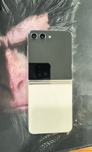 Samsung Galaxy Z Flip 5 ស្អាតខ្លាំង