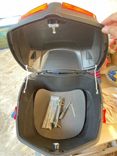 ធុងដាក់គូថក្រោយម៉ូតូ