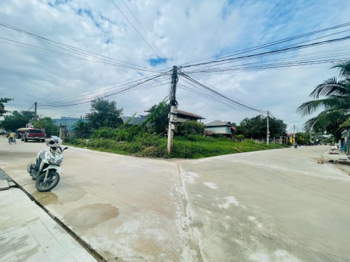 ដីកែង សម្រាប់លក់ !! ទីតាំងស្អាតជាប់ផ្លូវបេតុងផ្លូវមិនទាល់