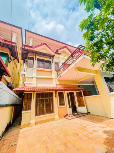 វីឡាភ្លោះតម្លៃជាង១០មុឺន នៅសង្កាត់ភ្នំពេញថ្មី