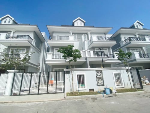 វីឡាភ្លោះលក់បន្ទាន់!! ក្នុងបុរីភ្នំពេញថ្មីElite Park2