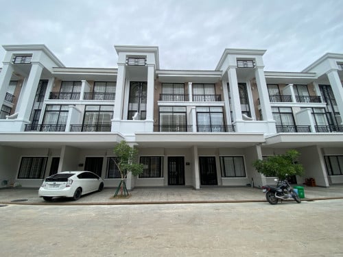 វីឡាកូនកាត់ LA លក់បន្ទាន់