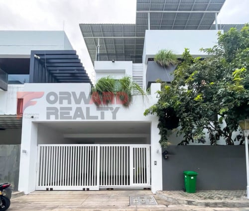 🏡 4 Bedrooms villa available for rent in Doun Penh Area (V33)