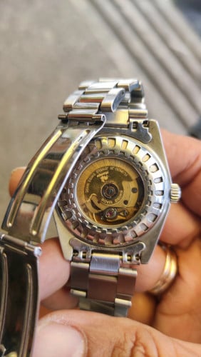 នាឡិកា ស្វីស ពិសេស ជជុះ មិនមាន ពីទេ ស្រុកខ្មែរ