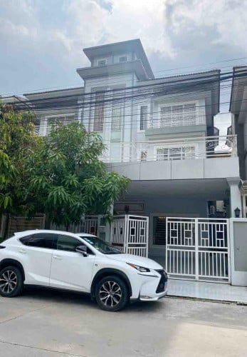 វីឡាភ្លោះសម្រាប់ជួល នៅជិតផ្សារអុីអន២​ (បុរីពិភពថ្មី)