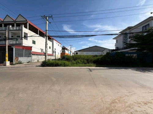 ដីអាជីវកម្មកែងលក់ជិតផ្លូវ105K