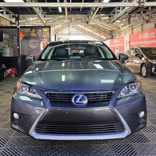 Ct200h 2014 full option ពណ៌ប្រផេះ ថ្នាំហ្សុីនមួយជុំ