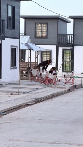 នៅប៉ែកខាងត្បូងងាយទៅព្រលានថ្មី និងផ្លូវខ្វាត់ខ្វែងជាមួយប្រជាជនកុះកត