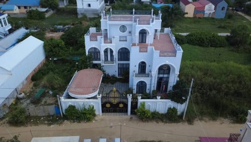 វិឡាលក់ឬជួល / 别墅出售或出租 （租金 1500美元一月）