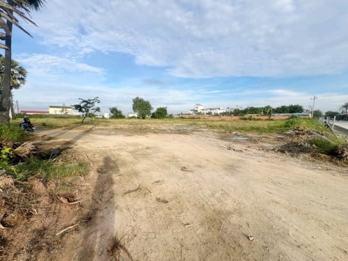 ដីកែងលក់បន្ទាន់លើផ្លូវមេចេញចូលធំ