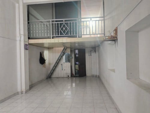 ផ្ទះជួលជាន់ទី2 ទីតាំងផ្សារកណ្ដាល500ពីផ្សារ 200ពីមាត់ទន្លេ ទឹកភ្លើងរដ្ឋ កន្លែងផ្ញើម៉ូតូ24ម៉ោង