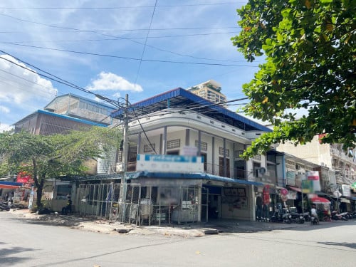 ផ្ទះអាជីវកម្ម (កែង) សម្រាប់ជួលនៅបឹងកេងកង2 ផ្លូវអ៊ូអរ | Shophouse (E0) for rent at BKK2