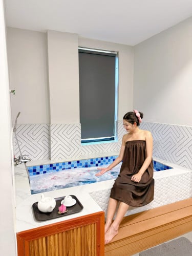 Private Steam and Jacuzzi Pool (15$/60 min/Per Person)