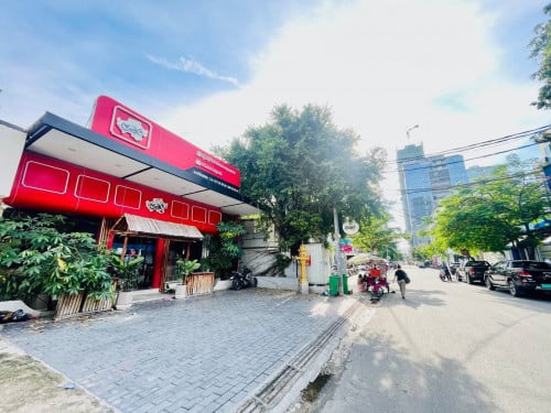 Commercial Restaurants -Showroom For Rent BKK1 Area, 9,5x20m, 3,200$ (Nego), Good For All Business