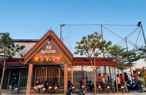 ខ្ញុំចង់ជួលផ្ទះនិងដីដែលមានតារាងបាល់តាមប៊ីយែរនិងសម្ភារៈកាហ្វេ