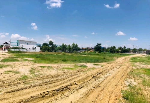 ដីក្បែរផ្លូវកប់ស្រូវ​ លក់ក្រោមតម្លៃទីផ្សា