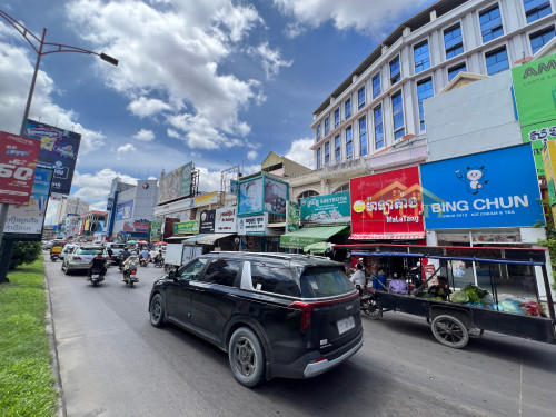 ផ្ទះលក់ ទីតាំងស្ថិតលើផ្លូវធំជាប់ច្រមុះជ្រូកស្ទឹងមានជ័យ