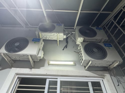 个人出售4台美的空调使用3个月I am selling 4 Midea air conditioners that I have used for 3 months.