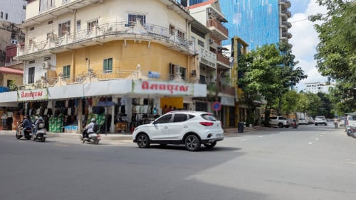 ផ្ទះសម្រាប់លក់នៅកែង ជិតផ្សារកណ្ដាល | Corner House for Sale near Central Market