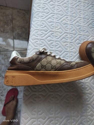 I am sale Gucci original shoes can use for girl and can use for boy made in Italy size size 39 or 40