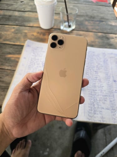 Iphone 11promax 64G Lla   ប្រេីម៉ាអ៊ែម កាមេរ៉ាខ្ចីមុខក្រោយ មានស្កែន