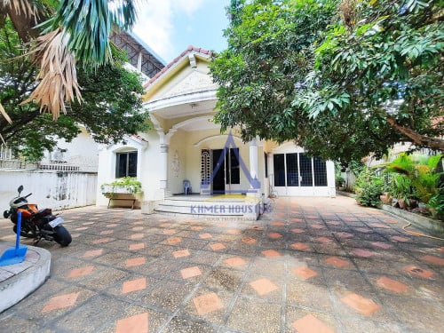 Villa 3 bedrooms for rent in Toul Tompung area