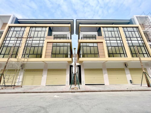 ផ្ទះអាជីវកម្ម សម្រាប់ជួលសល់ដីចំហៀង