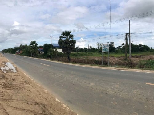 ដីជាប់ផ្លូវលេខ 104 លក់ក្រោមតម្លៃទីផ្សារ