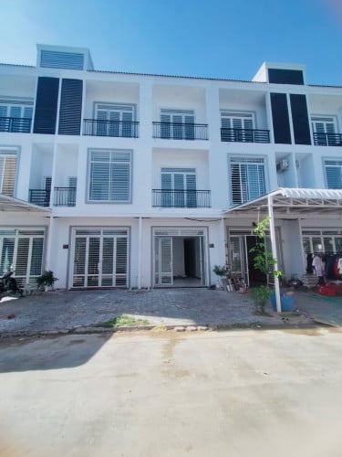 ផ្ទះ​ជួល​250$ នៅព្រែកហូរ​ ក្រុងតាខ្មៅ​ ជិតព្រលាន​ថ្មី​