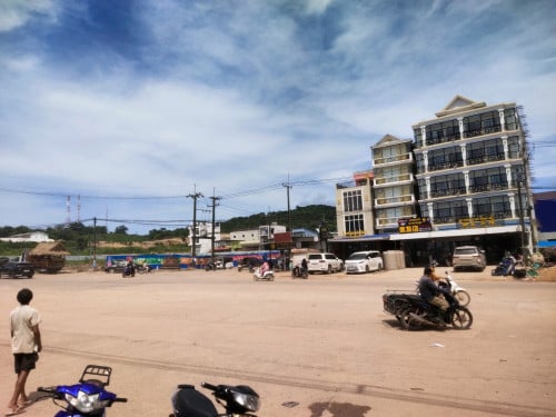 ដីលក់ចាំយាម ប្លង់រឹង 2km ពីផ្សារថ្មី