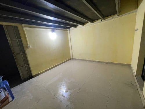 បន្ទប់ផ្ទាល់ដីក្បែរ371