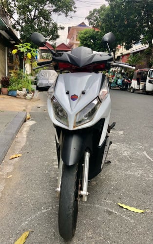 មានលក់ម៉ូតូមួយទឹកៗតម្លៃធូៗមានពន្ធកាតគ្រី ម៉ាកHONDA CLICK-1 ឆ្នាំ2010 កម្លាំង109cc ប្រទេសជប៉ុន