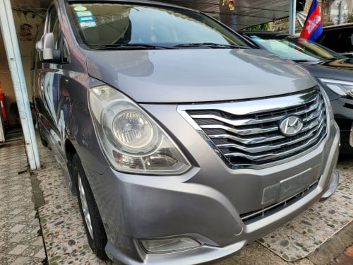 Hyundai H1 2012 ឡានខ្លាញ់គោ ម៉ាស៊ីនតូច ប៊ិចធម្មតាល្អប្រើ Urgent Sale!