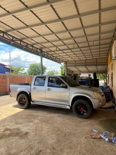 Isuzu ស្តាំ2008 អូតូប៉ុង1ពន្ធពេញ ឡានសាចដែកស្ទើរថ្នាំ