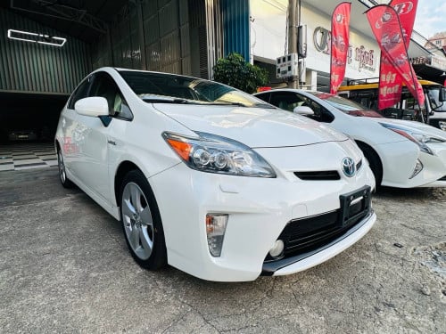 Prius 2013 Option 5 ឡានប៉ះទ្វា 1 សន្លឹក ខ្ចៅខ្ចងថ្មី miles តិច ទឹកថ្នាំសុីន 90% ក្រដាសពន្ធ