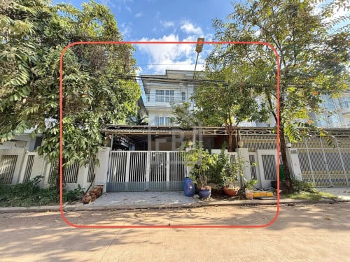 Twin-Villa 4 Bedrooms for RENT near Chip Mong Sen Sok Mall