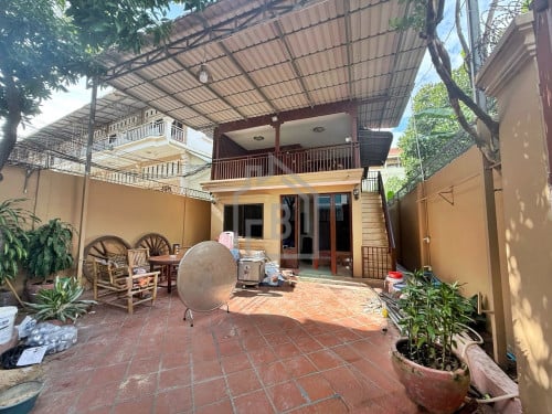 Wooden House 3 Rooms for RENT in Boeng Tompoun Area