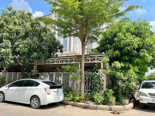 វីឡាភ្លោះ​សម្រាប់ជួល​ នៅក្នុងបុរីជីបម៉ុង​ជិតអ៉ីអនសែនសុខ