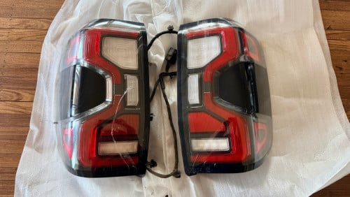 ស្តុបក្រោយ Ford ហ្សុីន  (  Wildtrak & Raptor  )  បែកតែសំបកទេ ( ១គូរ )