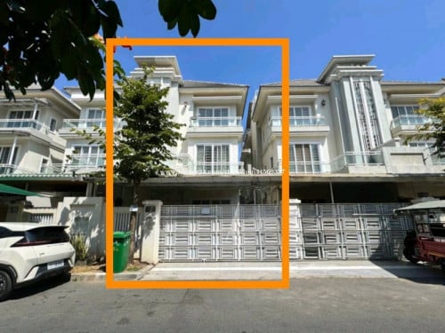 ផ្ទះវីឡាភ្លោះសម្រាប់ជួល នៅបុរី Orkide 2004