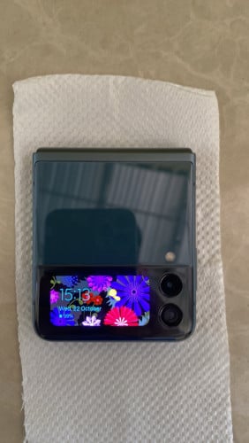 Samsung Galaxy Z Flip 3 តួស្អាត់ 99% ខូចអេក្រង់ខាងខ្នុង តែនៅអេក្រង់ខាងក្រៅ លក់កាប់សាច់