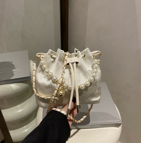 កាបូបយួរដៃ (Pearl handbag)