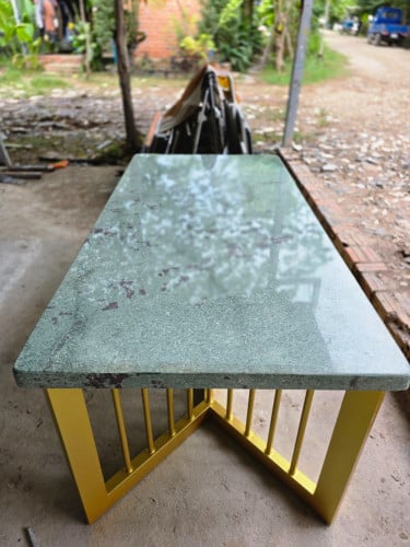 តុថ្មម៉ាបបៃលិន និងជើងពណ៌មាស