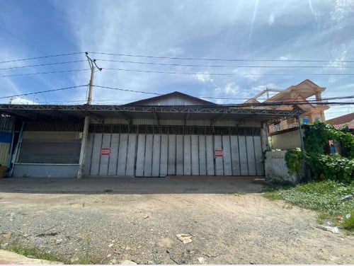 🔰ឃ្លាំងខ្នាតអាជីវកម្មសំរាប់ជួលលើផ្លូវជាតិលេខ3ជិតរង្វង់មូលចោមចៅ។