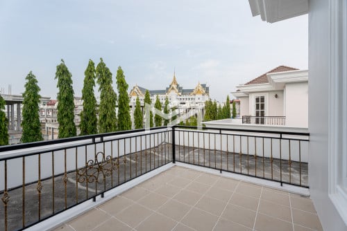 Villa 5 Bedrooms For Rent At Grand Phnom Penh.