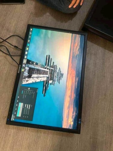 Monitor 22 inch អត់មានជើង 12$ អាចចាប់ជញ្ជាំងបាន