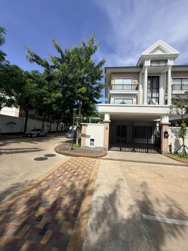 Villaភ្លោះ ផ្ទះកែង ជួល 2500$/ខែ